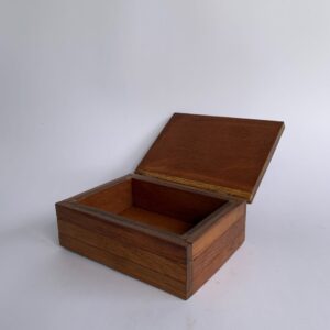 Driftwood-style wooden box with hinged lid (C4003)
