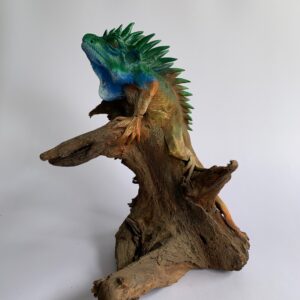 Sawdust Iguana figurine on wood (C4018)